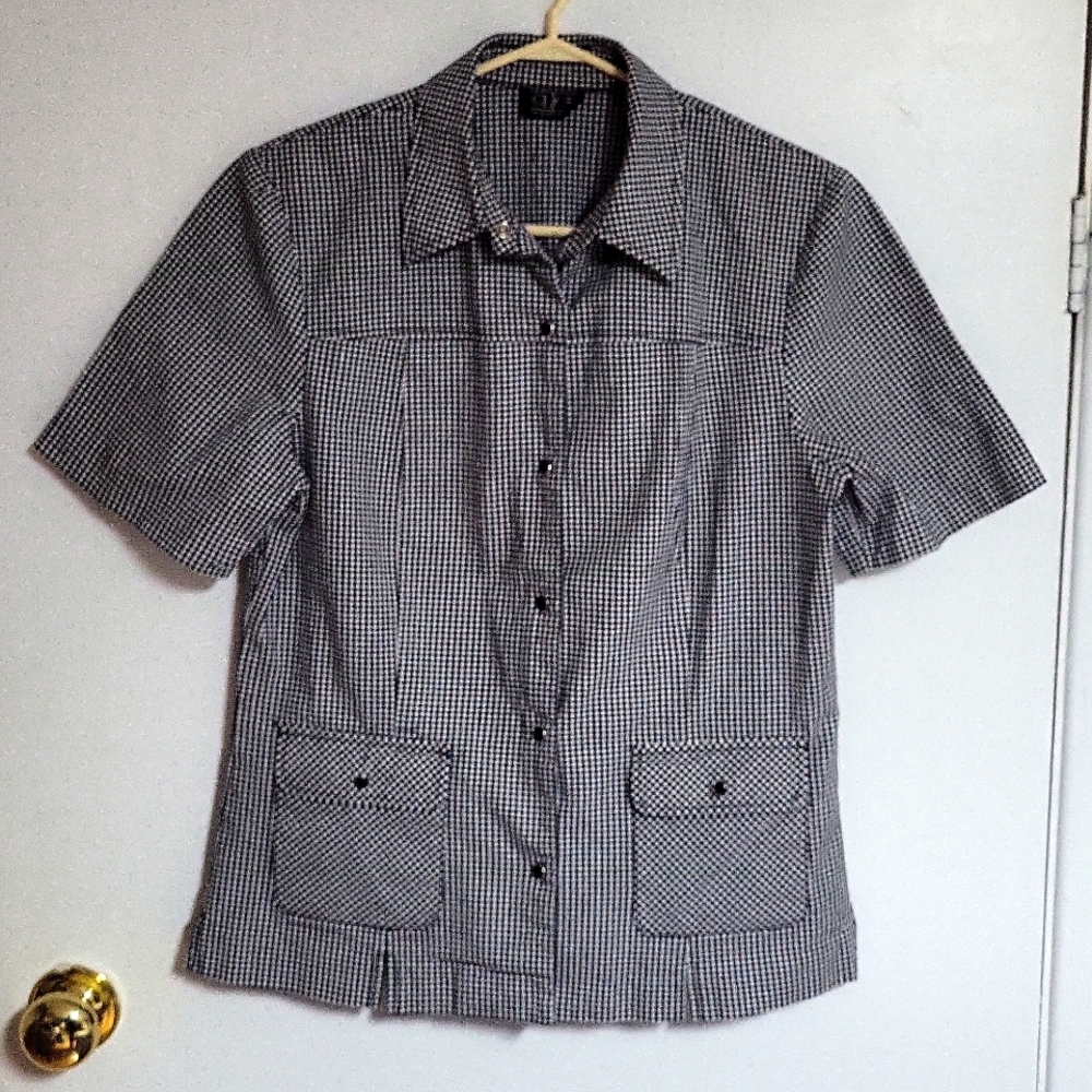 Click checkered short sleeves women, Black&white,buttons ,2 pockets front.Medium